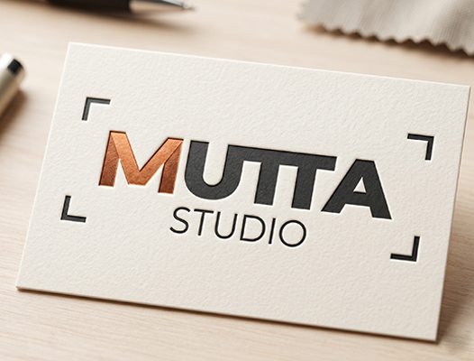 Mockup de branding con identidad visual creada por Creatif