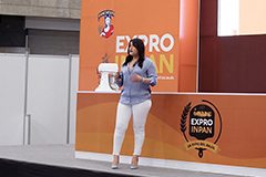 Sarahi Huerta impartiendo conferencia en ProEmpleo