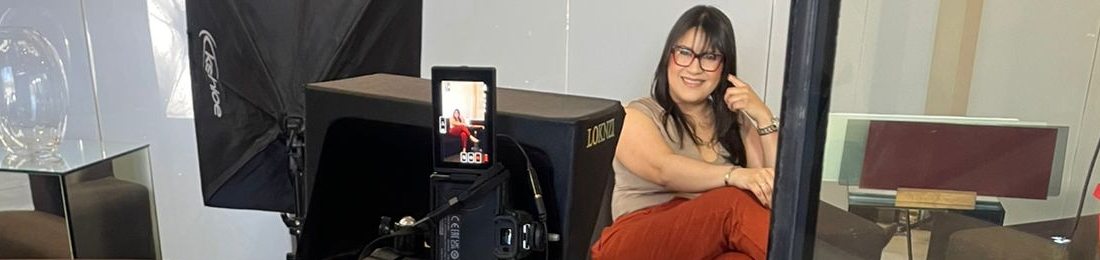 Sarahi Huerta en estudio creando contenido para marcas
