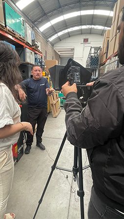 Equipo creativo trabajando en producción de contenido