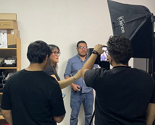 Equipo de Staff Creatif produciendo contenido para clientes
